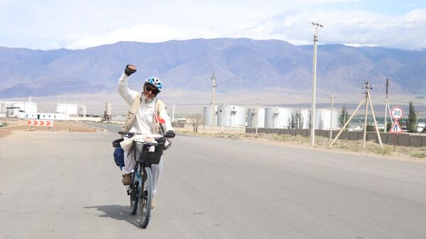 Балыкчы шаарынын 64 жаштагы тургуну Таштан Иманов Ысык-Көлдү үч күндө велосипед менен айланып чыкты. - Sputnik Кыргызстан