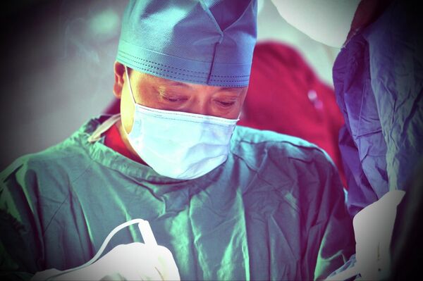 Хирург күн сайын Бишкек шаардык клиникалык тез жардам ооруканасында кеминде 5-6 адамга операция жасайт - Sputnik Кыргызстан