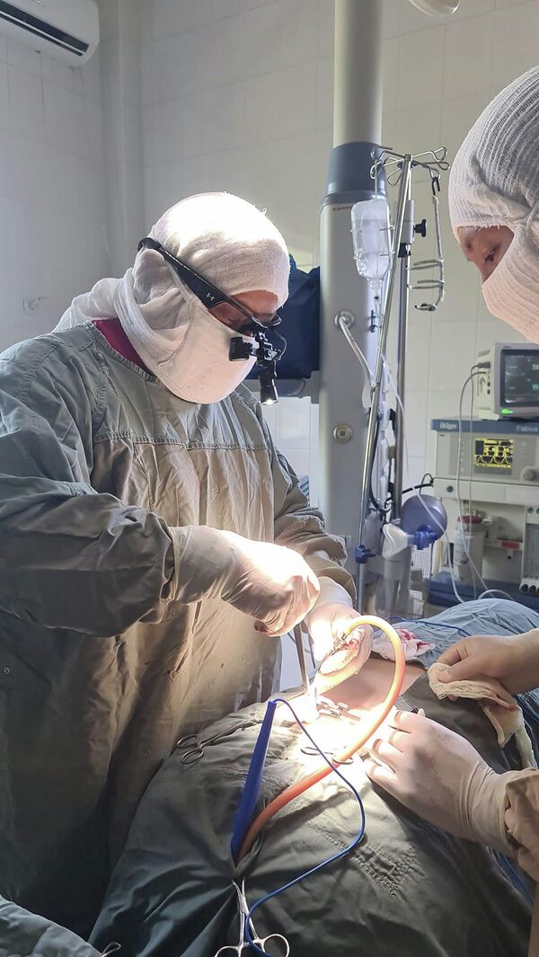 Белгилүү травматолог-ортопед Сабырбек Жумабеков карьерасында 40 миңден ашык операция жасап, азыр да бейтаптардын кызматында - Sputnik Кыргызстан