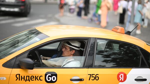 Водитель такси Яндекс Go за рулем - Sputnik Кыргызстан