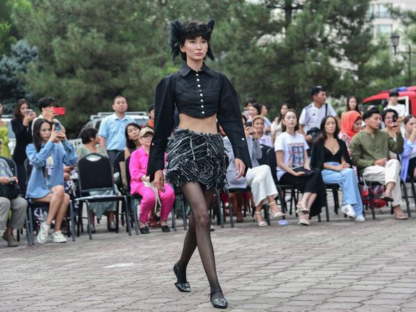 &quot;Көчмөндөр модасы&quot; фестивалындагы модель - Sputnik Кыргызстан