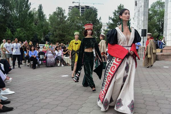 В Бишкеке проходит фестиваль моды кочевников - Sputnik Кыргызстан