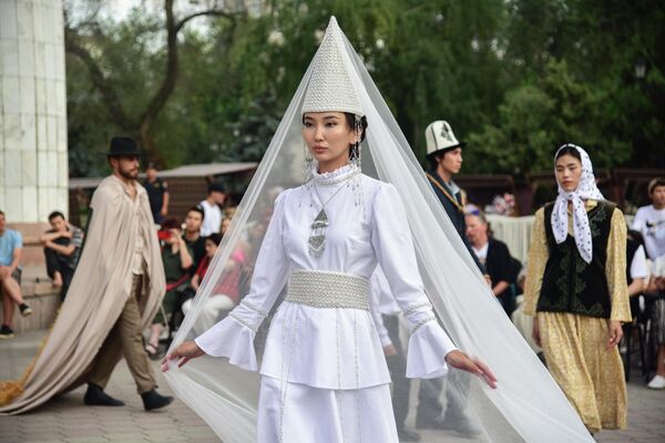 Көчмөндөр модасы&quot; фестивалындагы моделдер - Sputnik Кыргызстан