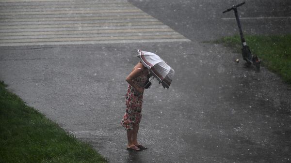Женщина под зонтом во время дождя. Архивное фото - Sputnik Кыргызстан