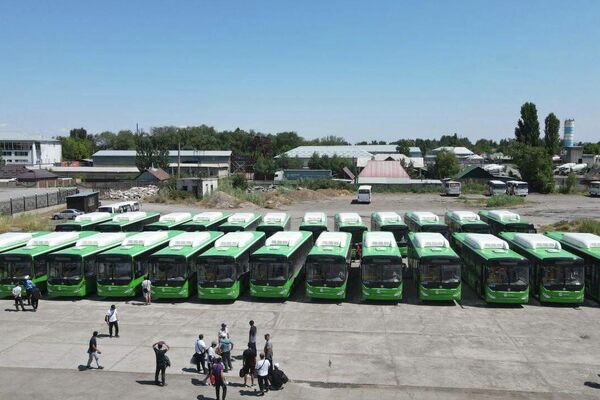 Жыл этегине чейин 500 автобустун келиши күтүлүүдө, дагы 500ү 2024-жылы алынып келет. - Sputnik Кыргызстан