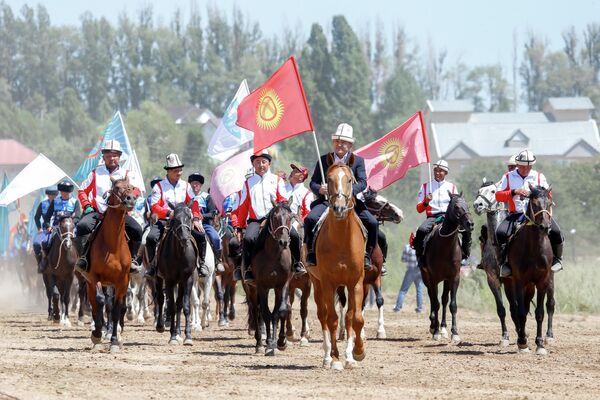 Президент подчеркнул, что кок-бору — одна из древнейших национальных игр кыргызов, которую в народе называют игрой самых отважных джигитов - Sputnik Кыргызстан