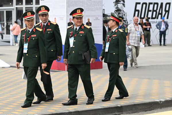 Офицеры Народно-освободительной армии Китая на международном военно-техническом форуме &quot;Армия-2023&quot; - Sputnik Кыргызстан