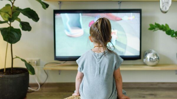 Девочка смотрит телевизор дома. Иллюстративное фото - Sputnik Кыргызстан