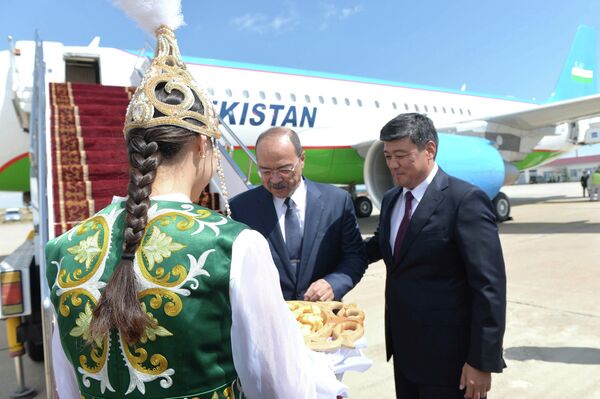 Узбекистанский премьер-министр примет участие в 10-м заседании Совместной межправительственной комиссии по двустороннему сотрудничеству, которое состоится 16 августа в Чолпон-Ате - Sputnik Кыргызстан