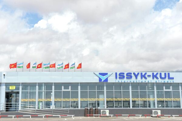 В аэропорту Иссык-Кульской области высокого гостя встретил заместитель председателя кабмина Абдулла Арипов - Sputnik Кыргызстан