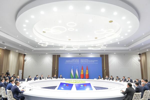 В Чолпон-Ате состоялось 10-е заседание Межправительственной комиссии по двустороннему сотрудничеству между Кыргызстаном и Узбекистаном - Sputnik Кыргызстан