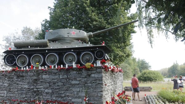 Эстониянын Нарва шаарында Т-34 танкасына арналган эстелик. Архивдик сүрөт - Sputnik Кыргызстан