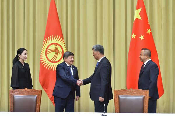 По итогам переговоров подписан ряд документов между государственными органами Кыргызстана и СУАР - Sputnik Кыргызстан