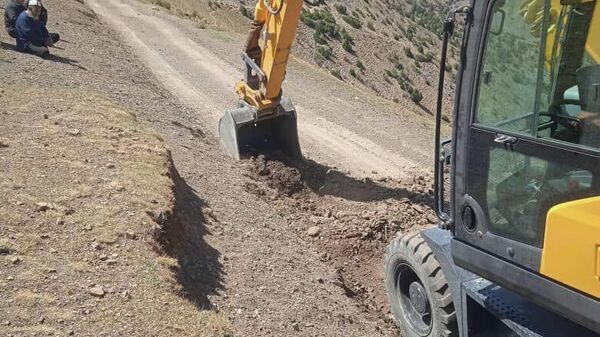 Зардалыга бара турган жалгыз унаа жолунун тар жерлери тазаланып, кеңейтүү иштери. Архив  - Sputnik Кыргызстан