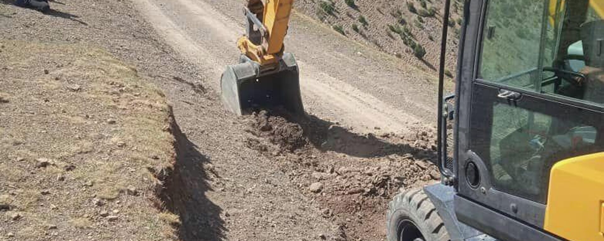 Зардалыга бара турган жалгыз унаа жолунун тар жерлери тазаланып, кеңейтүү иштери. Архив  - Sputnik Кыргызстан, 1920, 06.08.2024