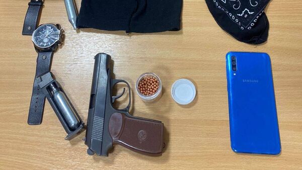Найденные вещдоки: пневматический пистолет, мобильный телефон потерпевшего и маски изъятые у группы граждан, подозреваемых в грабежах в Бишкеке  - Sputnik Кыргызстан