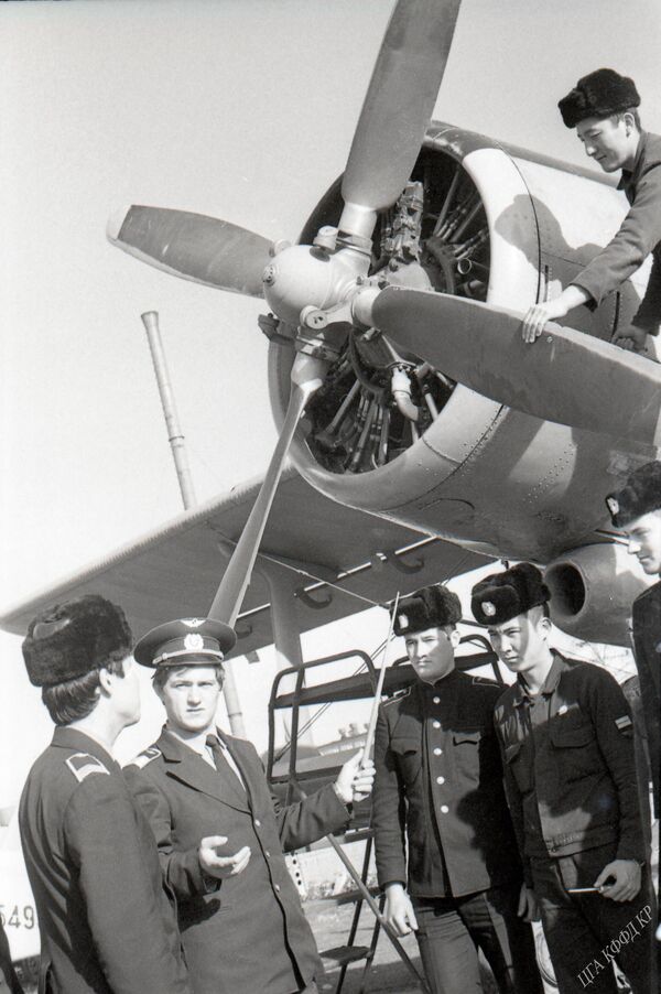 Инструктор-бригадир Алейкин авиациялык училищенин курсанттарына сабак өтүүдө. 1979-жыл - Sputnik Кыргызстан