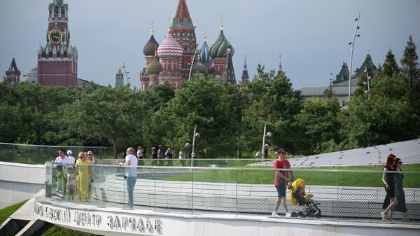 Отдыхающие на Парящем мосту в парке Зарядье в Москве. Архивное фото - Sputnik Кыргызстан