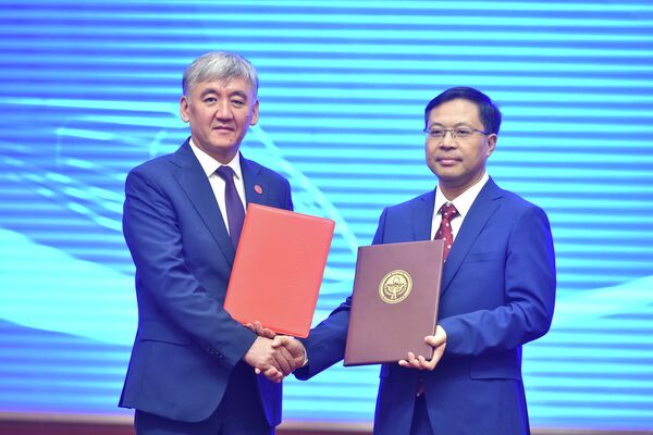 Церемония подписания соглашений на кыргызско-китайском бизнес-форуме, прошедшем в городе Урумчи  - Sputnik Кыргызстан