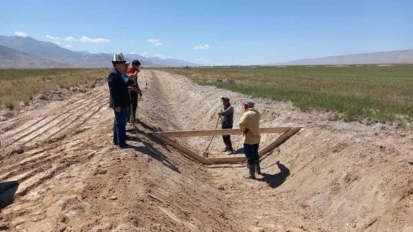 Реконструкция канала Шамбет в селе Кара-Суу  - Sputnik Кыргызстан