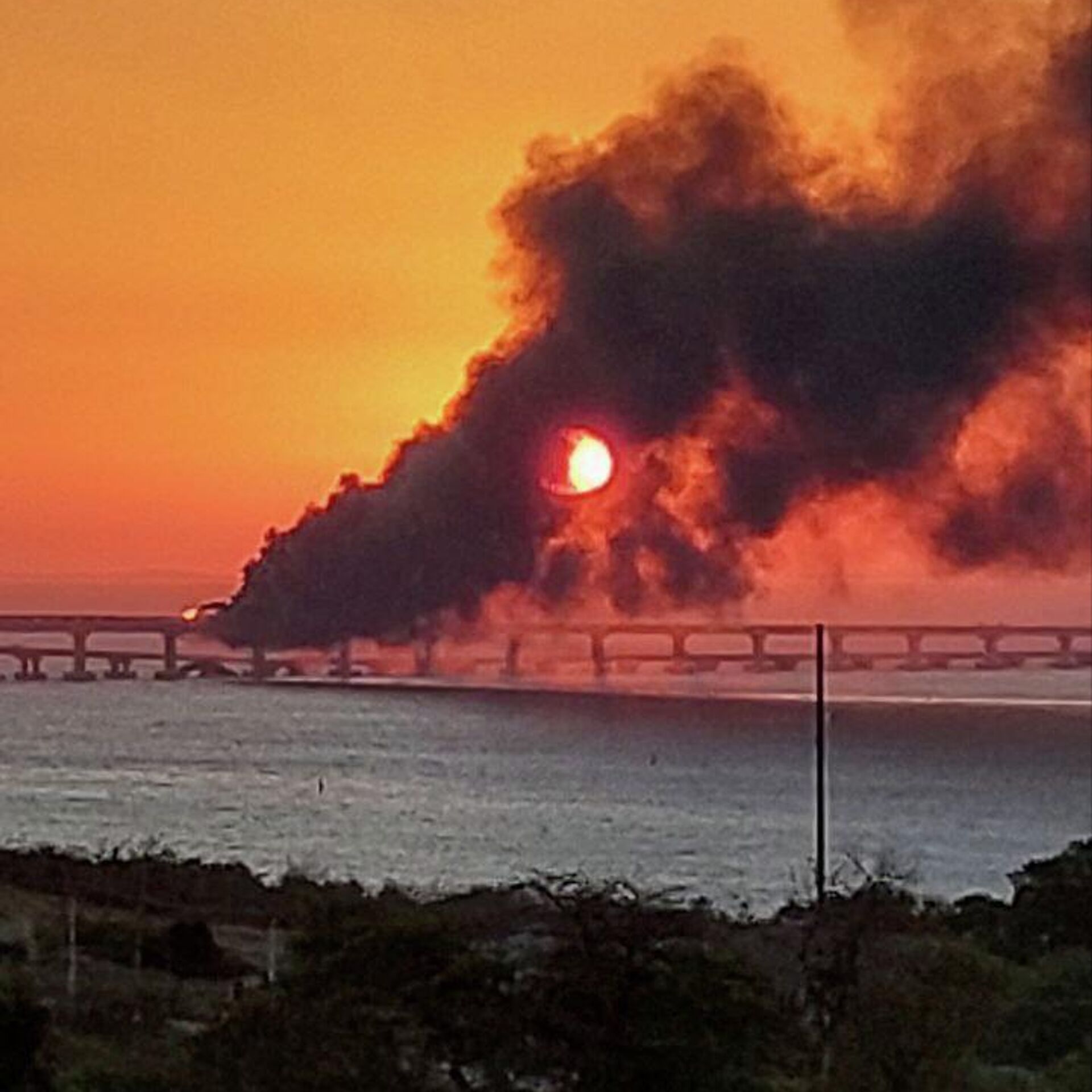 Горящий крымский мост. Пожары и взрывы. Крымский мост горит.