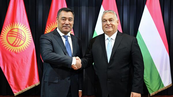 Президент Садыр Жапаров встретился с премьер-министром Венгрии Виктором Орбаном в рамках визита в эту страну. - Sputnik Кыргызстан