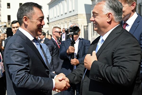 Президент Садыр Жапаров встретился с премьер-министром Венгрии Виктором Орбаном в рамках визита в эту страну - Sputnik Кыргызстан