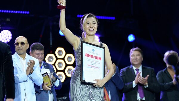 Казахстанская исполнительница Айна Калмаганбетова во время награждения на международном фестивале Мейкин Азия на Иссык-Куле - Sputnik Кыргызстан