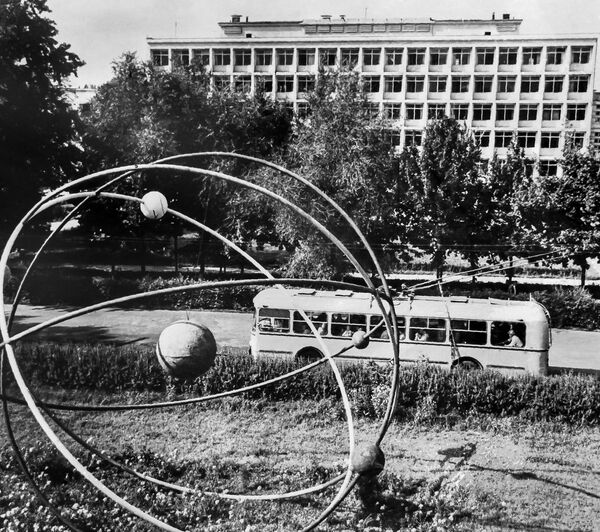 Мекеме 1954-жылы өз алдынча академия болуп, кошумча жаңы институттар ачылып, илимий-изилдөө иштери арбыган - Sputnik Кыргызстан