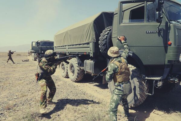 Как отметили в Минобороны КР, спецподразделения Кыргызстана и Казахстана показали качественную боевую подготовку - Sputnik Кыргызстан