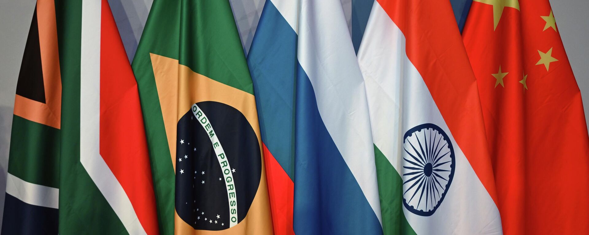 Флаги стран-участниц БРИКС в Йоханнесбурге. Архивное фото - Sputnik Кыргызстан, 1920, 19.03.2024