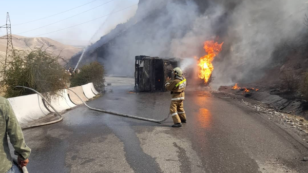 Перевернулся и полностью сгорел бензовоз на трассе в Аксыйском районе - Sputnik Кыргызстан