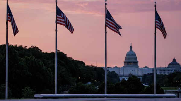 Флаги США на фоне здания Капитолия в Вашингтоне. Архивное фото - Sputnik Кыргызстан