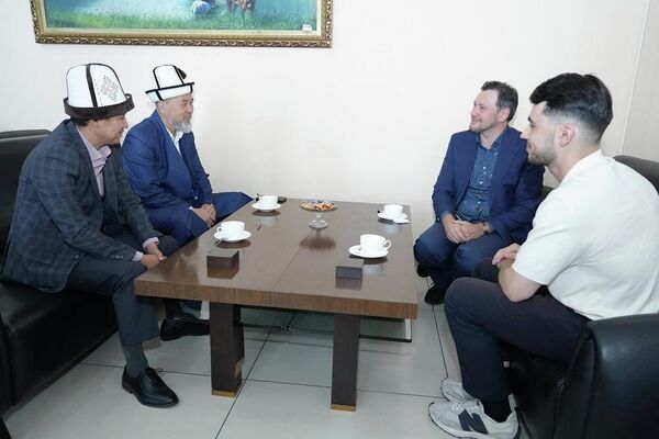 Его сопровождает помощник российского муфтия Ильяс Садулин - Sputnik Кыргызстан
