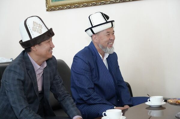 Почетных гостей встретил первый замглавы ДУМК Самидин Атабаев - Sputnik Кыргызстан