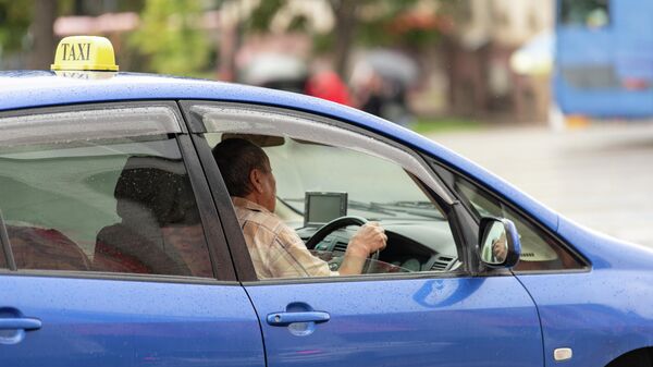 Водитель такси едет по дороге Бишкека. Архивное фото - Sputnik Кыргызстан