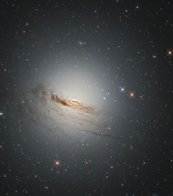 Линзовидная галактика NGC 1947 потеряла почти весь газ и пыль из своих спиральных рукавов, которые раньше вращались вокруг ее центра - Sputnik Кыргызстан
