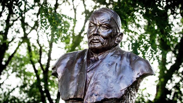 Установка памятника великому сказителю Саякбаю Каралаеву в Будапеште - Sputnik Кыргызстан