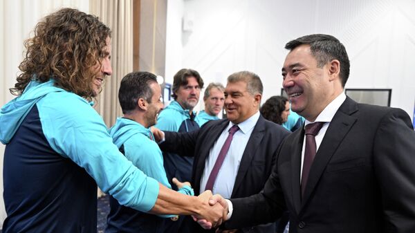 Встреча президента Садыра Жапарова с легендами испанского футбольного клуба Барселона - Sputnik Кыргызстан