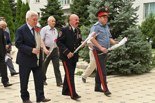 Делегация возложила цветы к мемориальной доске и почтила память сотрудников правоохранительных органов, погибших при исполнении служебных обязанностей - Sputnik Кыргызстан