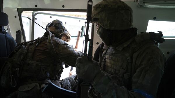 Украинские военнослужащие в бронетранспортере на позиции к югу от Бахмута - Sputnik Кыргызстан