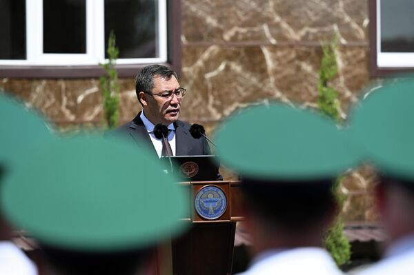 Президент Садыр Жапаров в Джалал-Абаде вручил ключи от квартир сотрудникам ГКНБ и Пограничной службы - Sputnik Кыргызстан