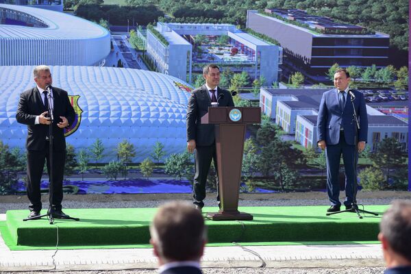 В Бишкеке состоялась церемония закладки капсулы под строительство академии футбольного клуба &quot;Барселона&quot; - Sputnik Кыргызстан