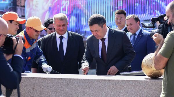 Церемония закладки капсулы под строительство академии футбольного клуба Барселона в Бишкеке - Sputnik Кыргызстан