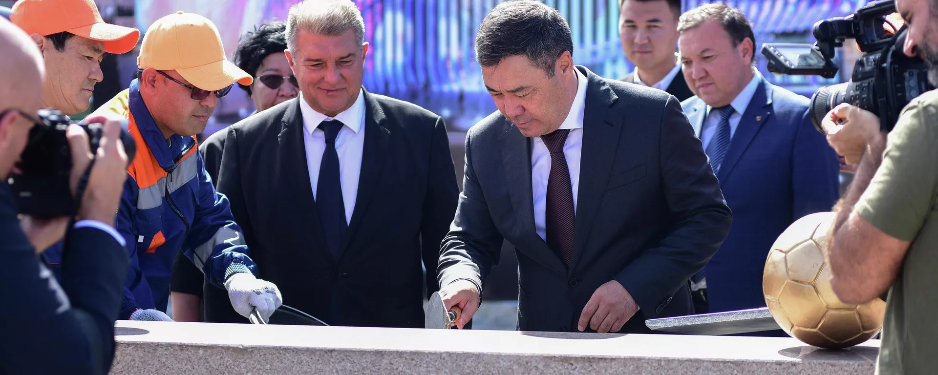 Церемония закладки капсулы под строительство академии футбольного клуба Барселона в Бишкеке - Sputnik Кыргызстан, 1920, 30.08.2023