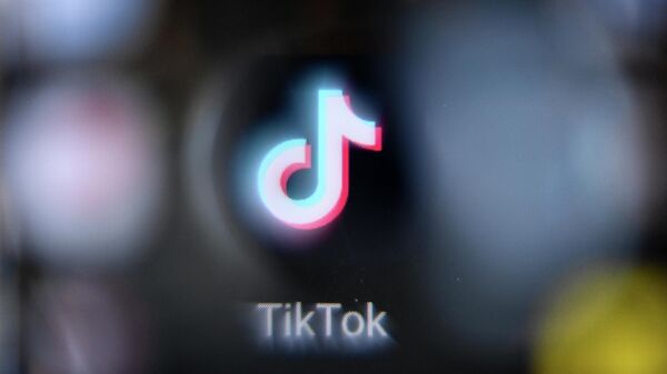 Логотип социальной сети TikTok на экране смартфона. Архивное фото - Sputnik Кыргызстан