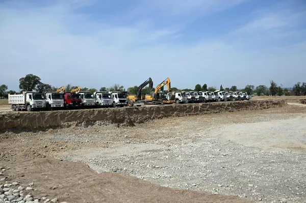 Президент Садыр Жапаров заложил капсулу под строительство стадиона в селе Орок Чуйской области - Sputnik Кыргызстан