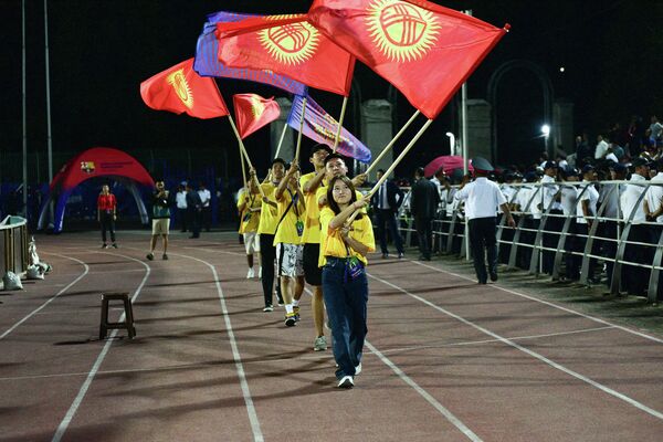 Волонтеры во время матча - Sputnik Кыргызстан