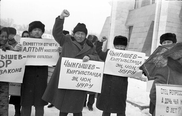 Бийлик башындагыларга нааразычылыгын билдирген жарандар. Бишкек шаары, 90-жылдар. - Sputnik Кыргызстан