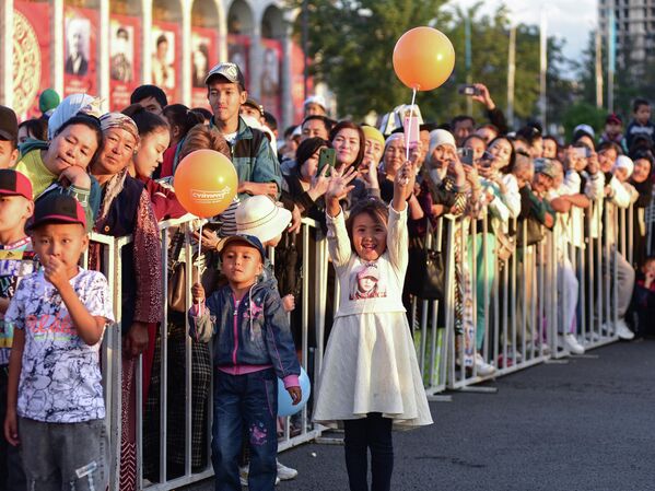 Дети во время концерта в честь Дня независимости на площади Ала-Тоо в Бишкеке - Sputnik Кыргызстан